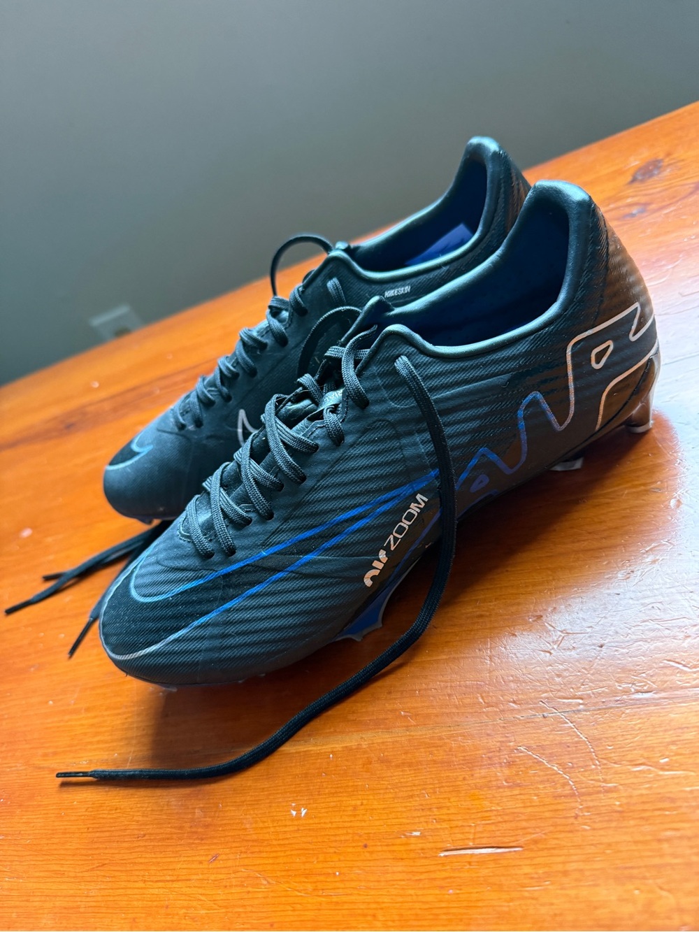 Nike Black mercurial soccer cleats like new size 7 youth